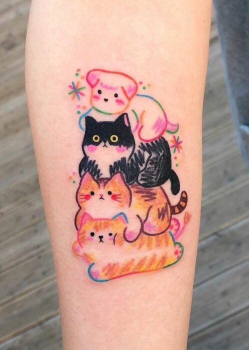 Tatuaje con tres gatitos recostados; Tatuajes con diseños kawaii para niñas bien