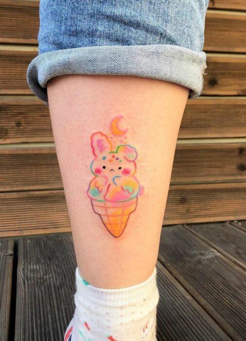 Tatuaje de conejito dentro de un cono de nieve; Tatuajes con diseños kawaii para niñas bien