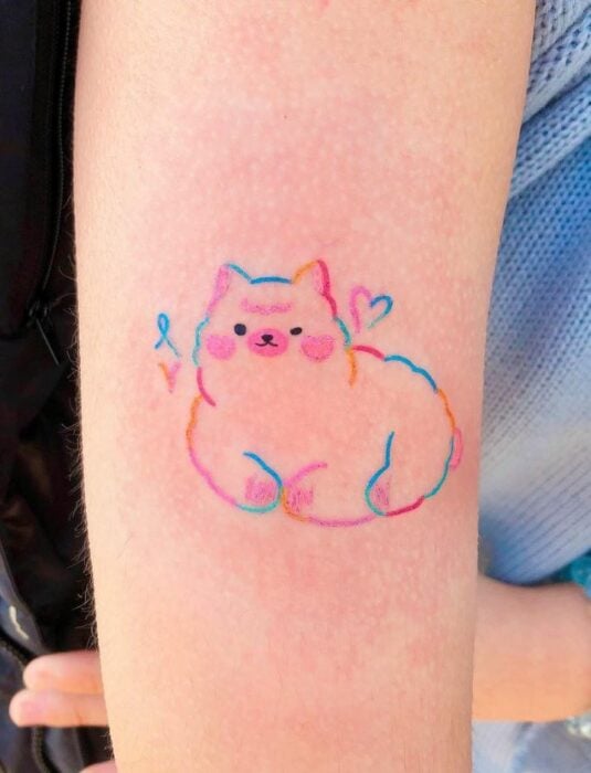 Tatuaje de una llama recostada ; Tatuajes con diseños kawaii para niñas bien
