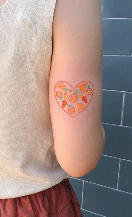 Tatuaje en forma de corazón relleno de comida; Tatuajes con diseños kawaii para niñas bien