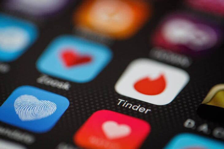 Teléfono móvil con la aplicación de Tinder; Tinder te permitirá verificar los antecedentes penales de tus conquistas