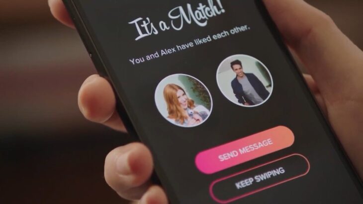 Teléfono móvil con la app de Tinder abierta; Tinder te permitirá verificar los antecedentes penales de tus conquistas