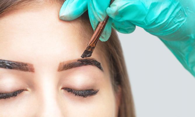 Mujer pintando sus cejas; Tinte de café y chocolate, el secreto para unas cejas marcadas y gruesas