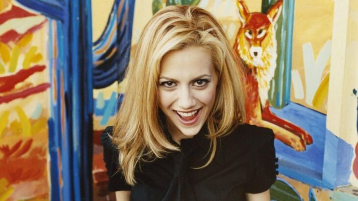 Brittany Murphy sonriendo y posando para una sesión de fotos; Un documental de Brittany Murphy se estrenará en HBO pronto