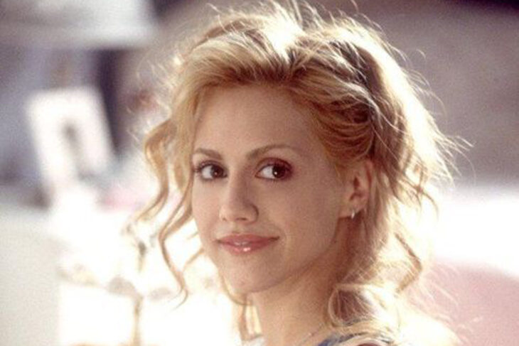 Brittany Murphy sonriendo y posando para una sesión de fotos; Un documental de Brittany Murphy se estrenará en HBO pronto