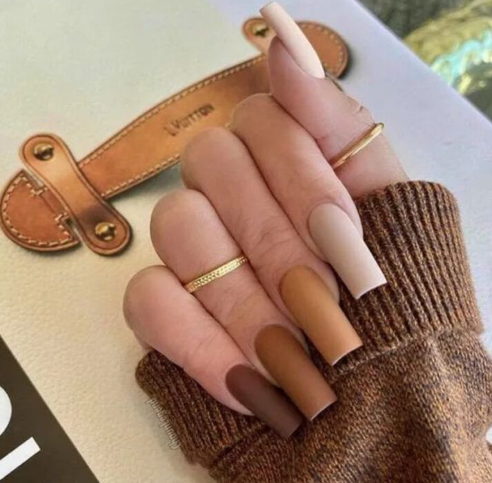 Manicura con tonos café en efecto degradado