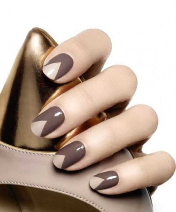 Manicura con base café y triángulos en color beige