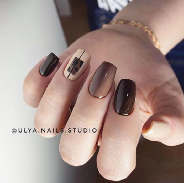 Manicura con tonos café y nude