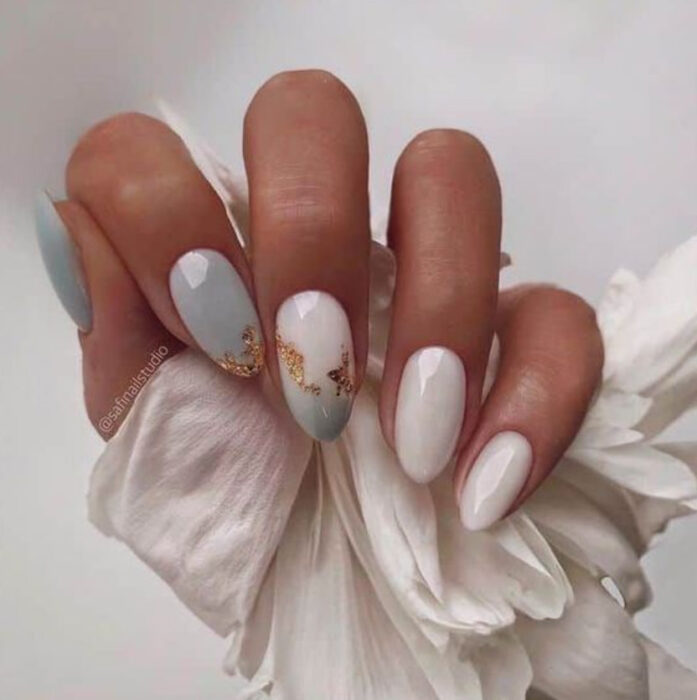 Uñas en color blanco con azul cielo y detalles dorados