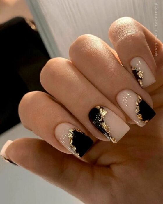 Uñas nude con negro y detalles en dorado