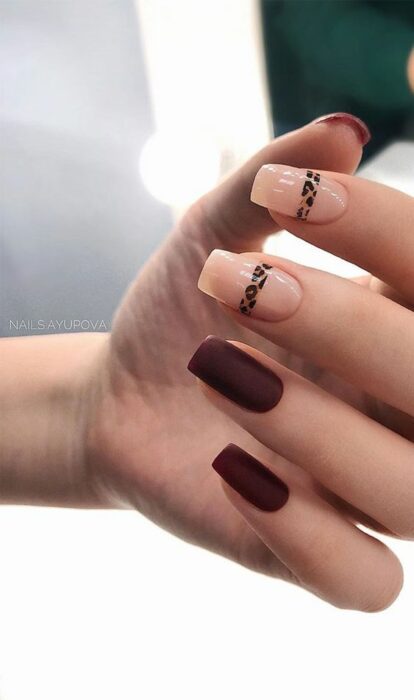 Manicura en tonos café y nude con franjas de animal print