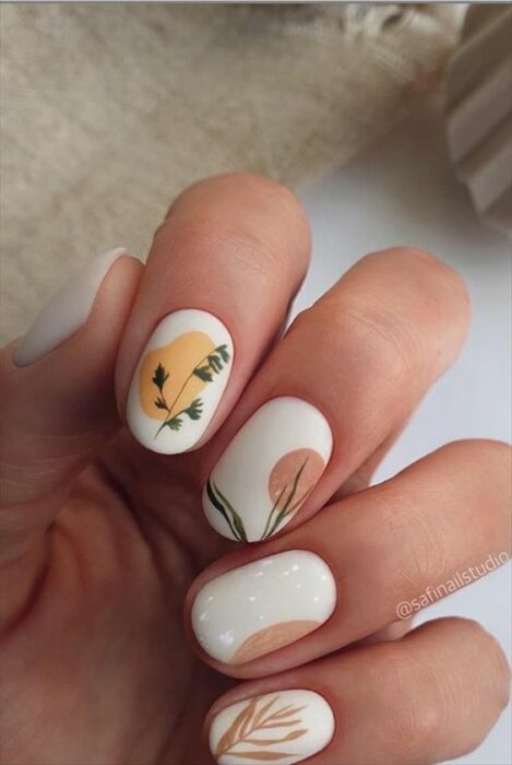 Uñas en colores neutros con diseño floral en efecto mate