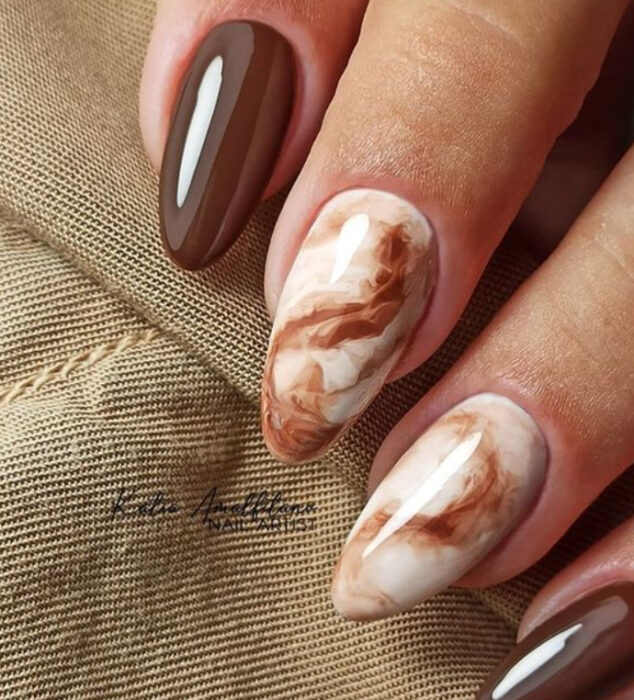 Manicura en tono café con efecto marmol