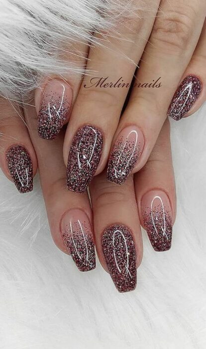 Manicura de fondo color nude con detalles de glitter color cobre