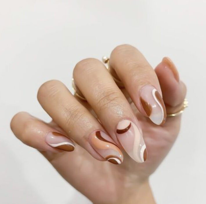 Manicura con base nude y líneas de todos café y degradado