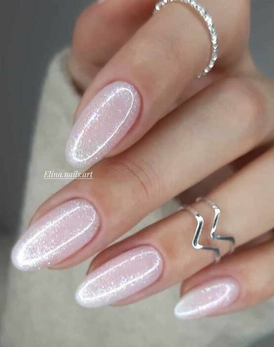 Manicura con detalle de glittes en tono aperlado