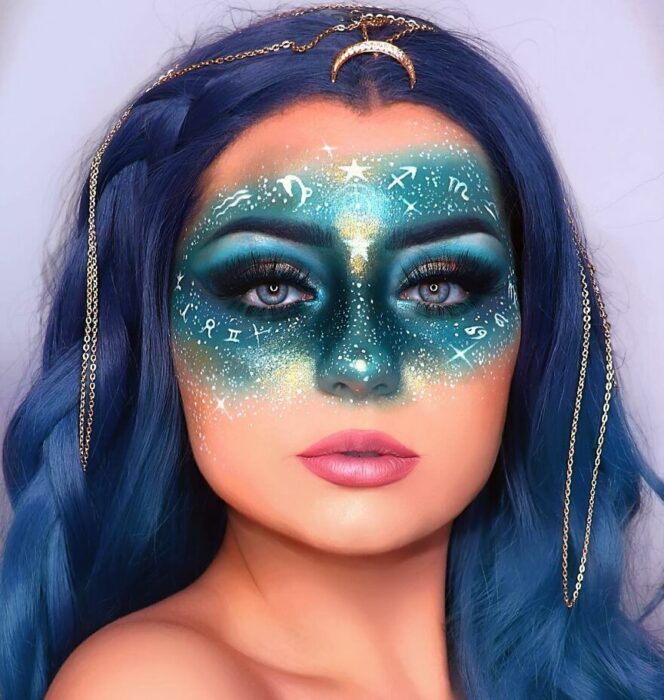 Chica con el rostro pintado de estrellas 