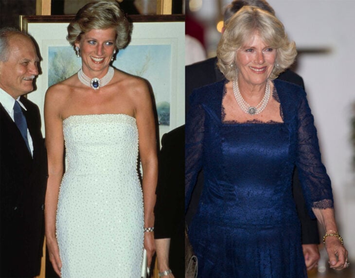 Comparación de Camilla Parker y Lady Di usando un collar de perlas con una joya en color azul 