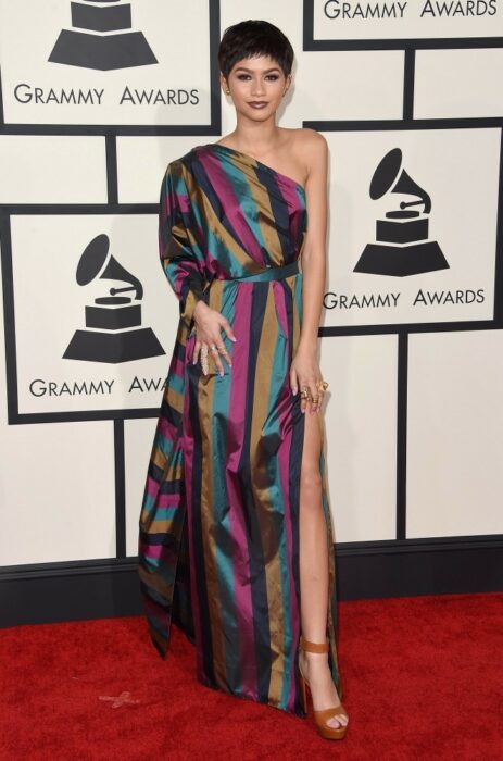 Zendaya usando un traje de diferentes colores  