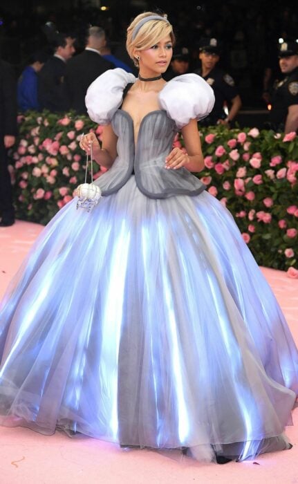 Zendaya durante una Met Gala usando un vestido de Cenicienta con luces 