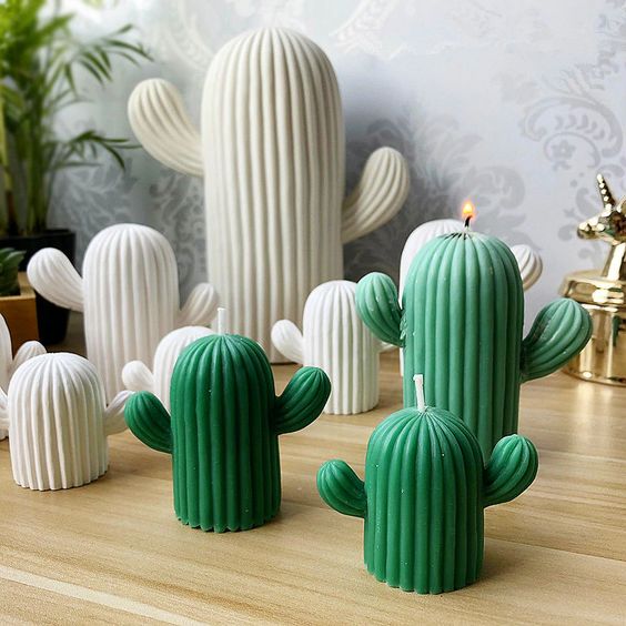 Velas en forma de cactus en colores gris y verde 