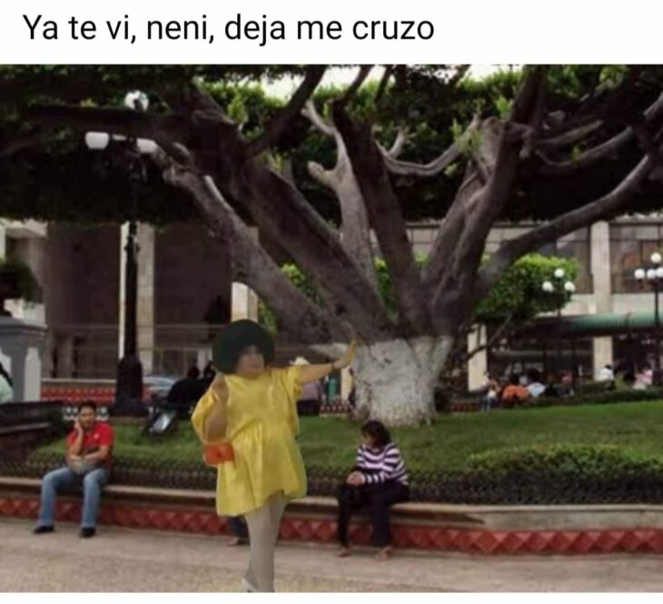 Meme de mujer corriendo en la calle  