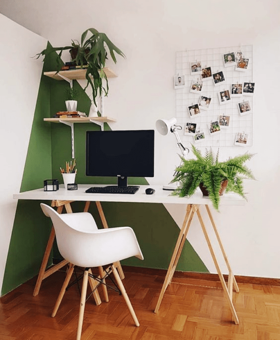 oficina en tonos verde y blanco, minimalista, con escritorio blanco de madera, silla cómoda de oficina, cojines, fotos decorativas, macetas, repisas, alfombra, colores vibrantes, diseño relajado y sencillo