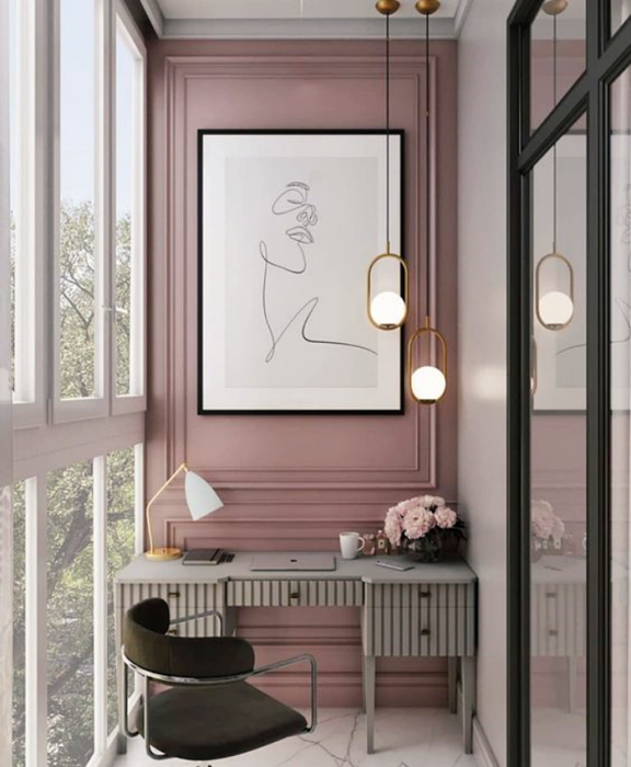 oficina en tonos rosas, minimalista, con escritorio blanco de madera, silla cómoda de oficina, cojines, fotos decorativas, macetas, repisas, alfombra, colores vibrantes, diseño relajado y sencillo