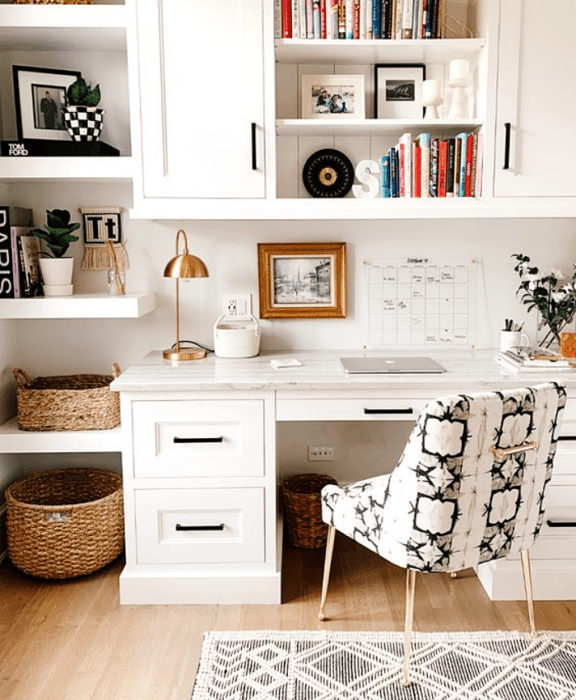 home office, oficina blanca con muchas repisas blancas, escritorio blanco, silla blanca moderna con animal print, macetas, marcos, libros