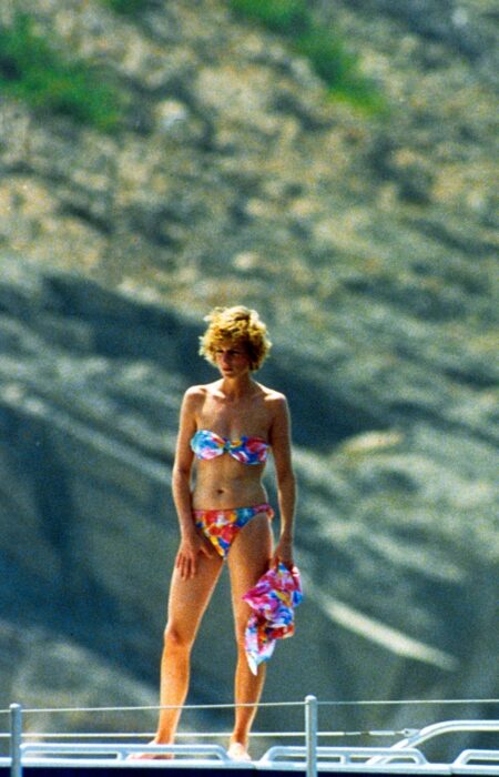 Diana Spencer usando un traje de baño mientras está en la cubierta de un yate 