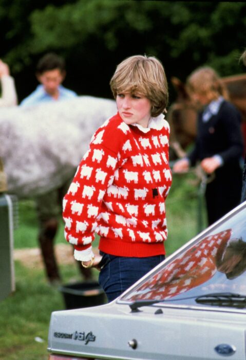 Diana Spencer usando un sueter de ovejas para un partido de polo 