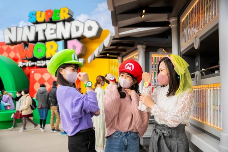 Amigas llevando pulseras al estilo Mario Bros en  Super Nintendo World 