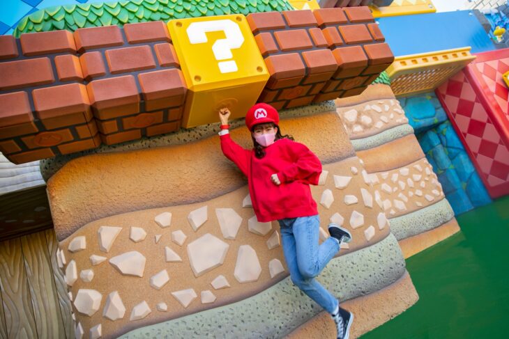 Chica tomando una foto en Super Nintendo World 