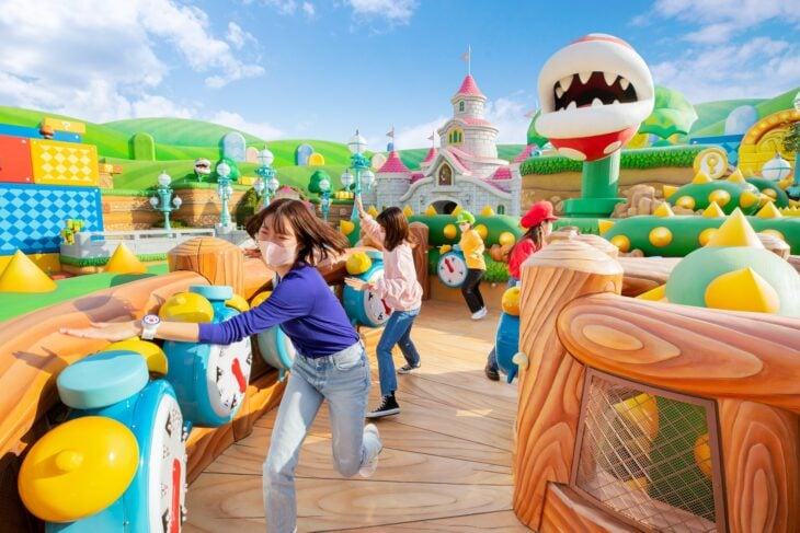 Grupo de amigas jugando en el parque de tracciones de Super Nintendo World 