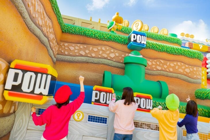 Amigas jugando en el parque de atracciones Super Nintendo World 