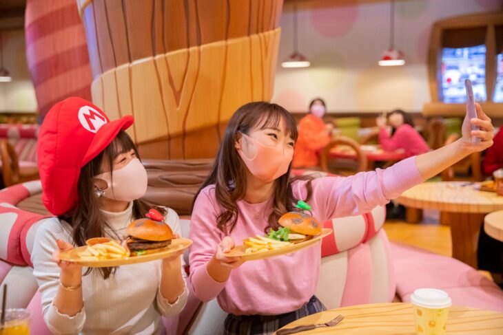 Chicas comiendo dentro del restaurante de Super Nintendo World 