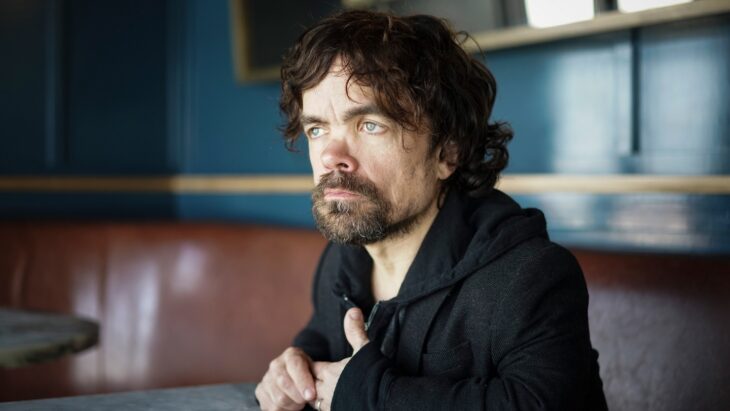 Peter Dinklage sentado en un sofá; 13 Celebridades que alcanzaron la fama después de los 30 años 