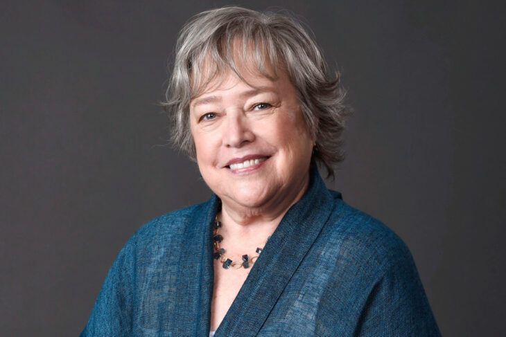 Kathy Bates sonriendo; 13 Celebridades que alcanzaron la fama después de los 30 años 