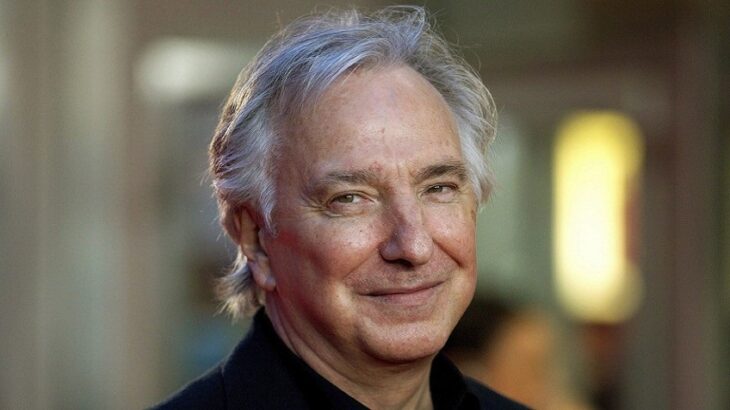 Alan Rickman en una alfombra roja; 13 Celebridades que alcanzaron la fama después de los 30 años 