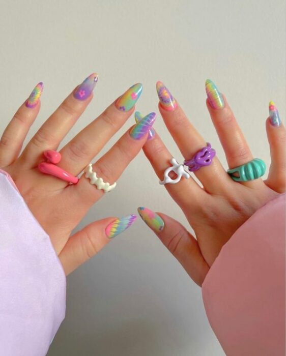 manicura en tonos pastel con llamas y líneas ;13 Manicuras para sumarte a la tendencia 'pic and mix'