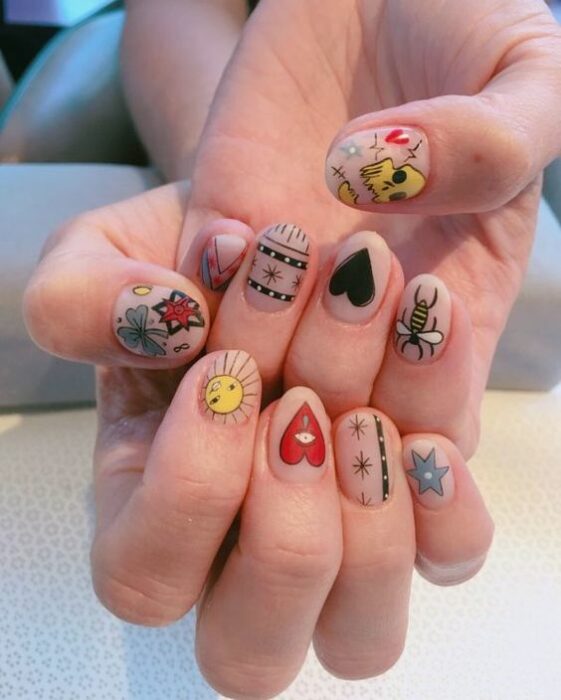 Manicuras transparentes con stickers diversos ;13 Manicuras para sumarte a la tendencia 'pic and mix'