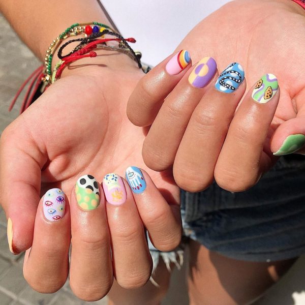 manicura con puntos y figuras de colores ;13 Manicuras para sumarte a la tendencia 'pic and mix'