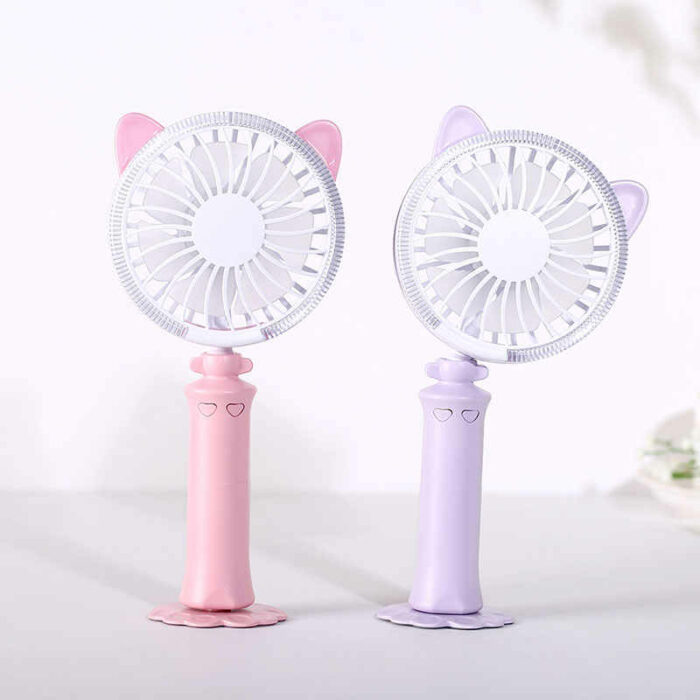 Ventilador de mano en forma de gatos; 14 Básicos para sobrevivir al calor con bastante glamour