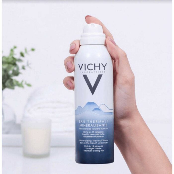 Agua termal de Vichy; 14 Básicos para sobrevivir al calor con bastante glamour