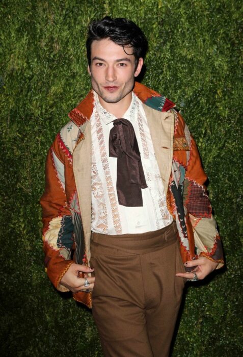 Ezra Miller en una entrega de premios; 15 Celebridades menores de 30 que son las futuras promesas de Hollywood