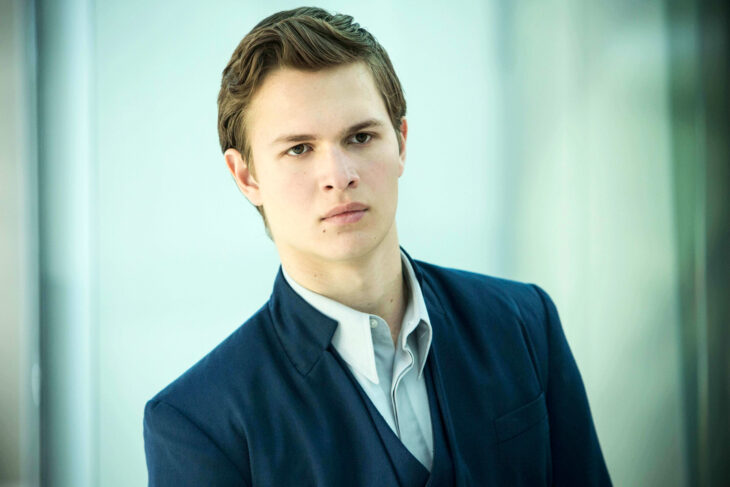 Ansel Elgort en una sesión de fotos; 15 Celebridades menores de 30 que son las futuras promesas de Hollywood