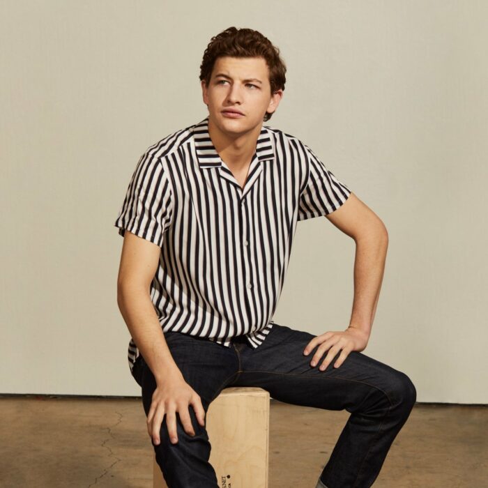 Tye Sheridan sentado sobre un cubo de madera; 15 Celebridades menores de 30 que son las futuras promesas de Hollywood