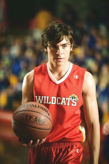 Zac Efron para la película: High School Musical; 15 Celebridades que se dicen arrepentidas de los papeles que han tomado