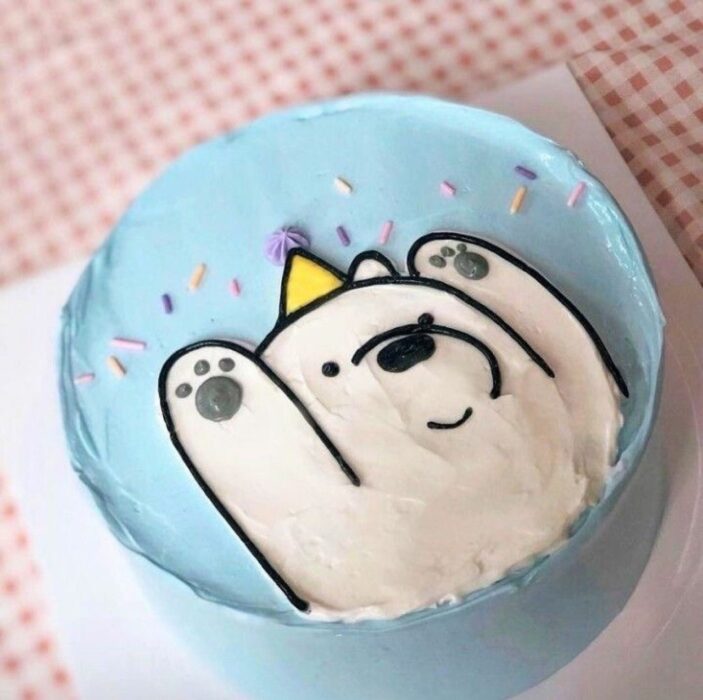 Pastel de mora decorado con un osos escandaloso; 15 Pasteles para celebrar tu cumple con un toque cute 