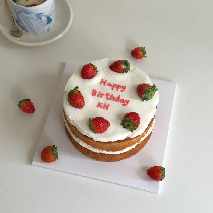 Pastel de dos pisos con fresas grandes; 15 Pasteles para celebrar tu cumple con un toque cute 